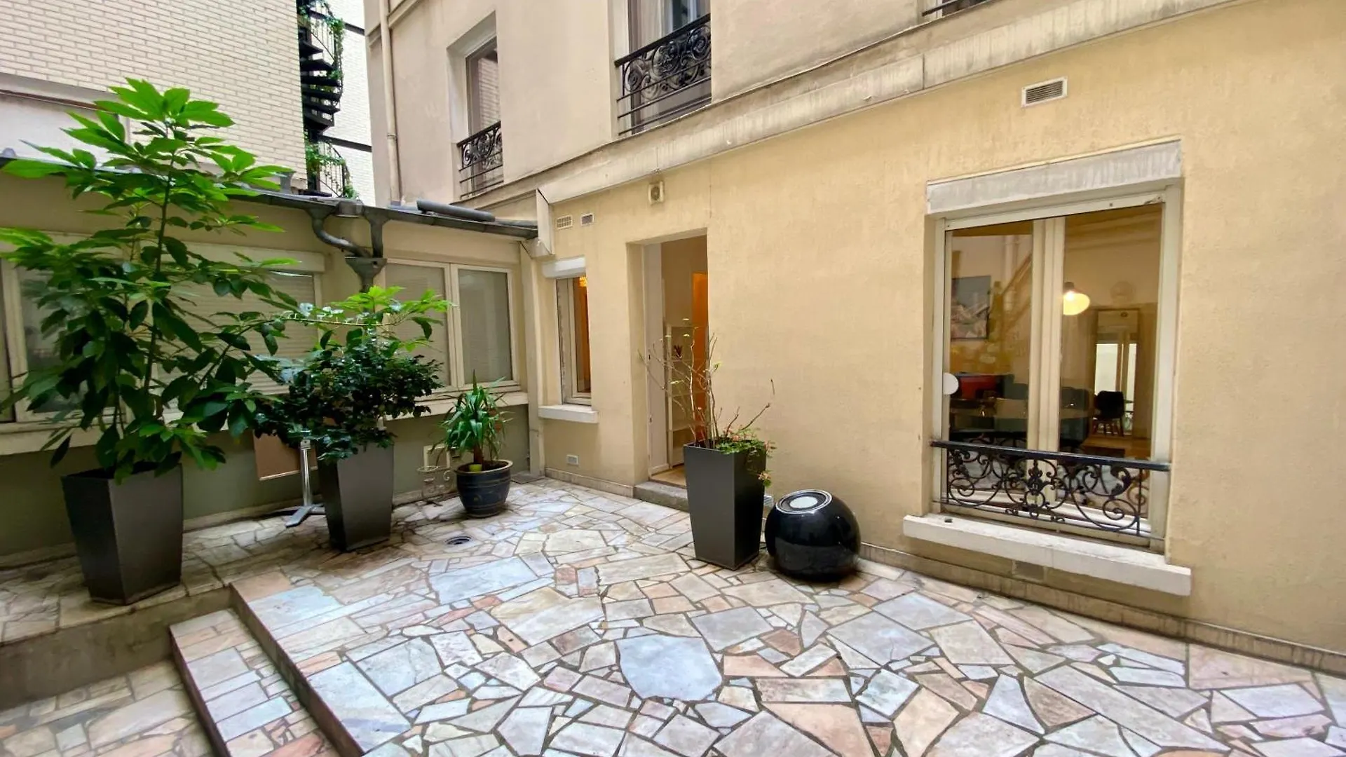 Tres Calme Sur Cour - Cardinet * Paris
